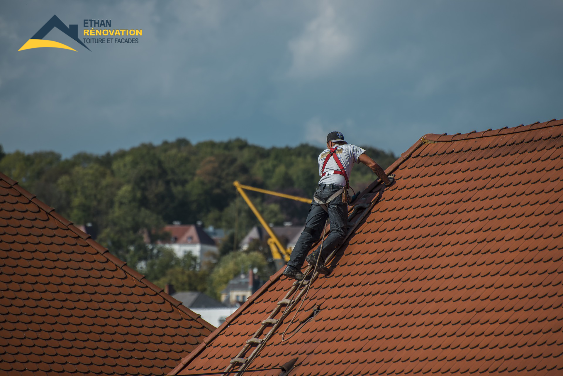 travaux_avec_echelle_sur_toit_et_son_logo - ETHAN RENOVATION - toiture - façades - renovation